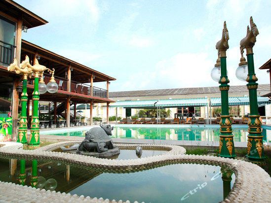 三亚小鱼温泉·田园小镇度假酒店位于三亚湾海坡开发区的凤凰镇水蛟村