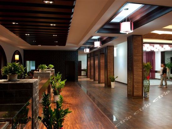 桐庐莱约酒店是一家集旅游,休闲,会所,养生,度假,购物,古玩,园林式多