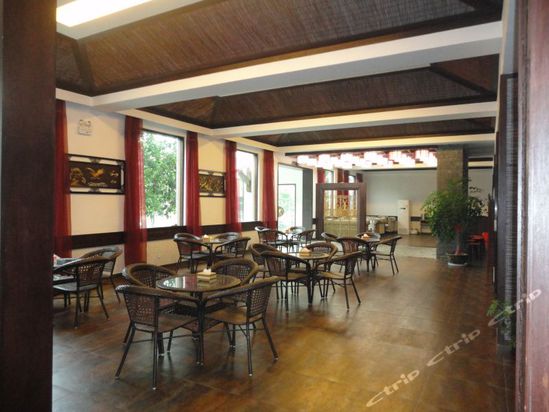 桐庐莱约酒店是一家集旅游,休闲,会所,养生,度假,购物,古玩,园林式多