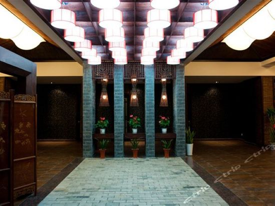 桐庐莱约酒店是一家集旅游,休闲,会所,养生,度假,购物,古玩,园林式多