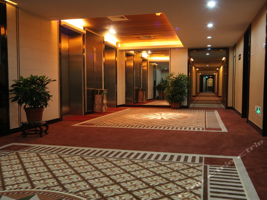 深圳芙蓉宾馆座落于深圳市最繁华的罗湖商业中心,与深圳火车站,罗湖