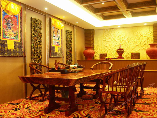 华荣金阁宴会厅 副本   昆明泰隆宏瑞饭店是一家商务会议型酒店,楼高