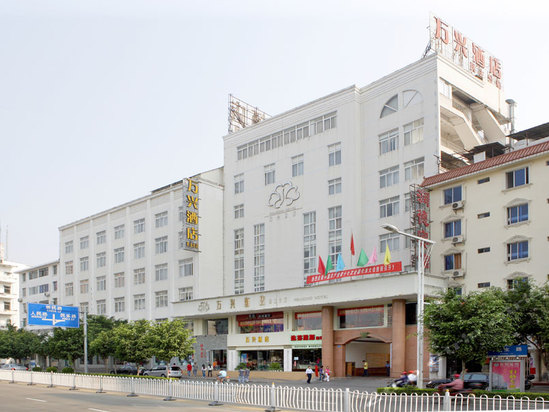 位于南宁市繁华商业中心,毗邻朝阳花园
