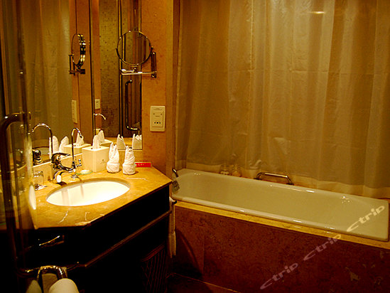 布吉镇百鸽路,地铁3号布吉站(深圳百合酒店)