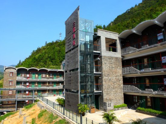 为一体的涉外旅游酒店;坐落于享有"东方阿尔卑斯山"美誉之称的金佛山