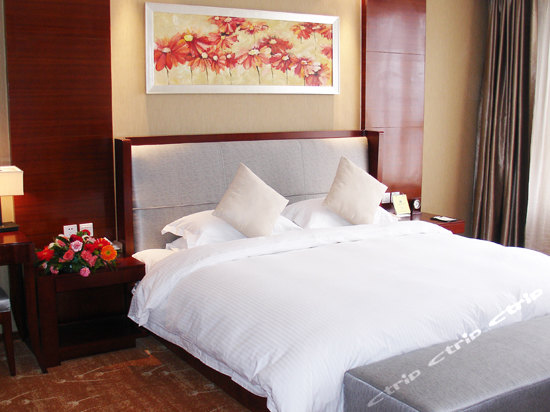 酒店位于青州市海岱中路和凤凰山路交汇处