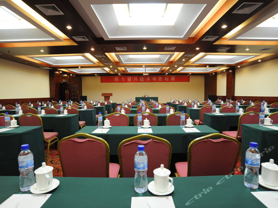 特价房 一楼金海湾自助餐厅   青岛金海大酒店座落于青岛市市南区泰安