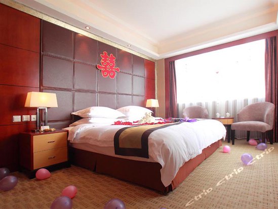 和平路35号(向应广场西侧)(大连金华大酒店)