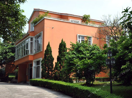 佛山南国桃园高球度假山庄是别墅式度假酒店,酒店正门口即是碧波