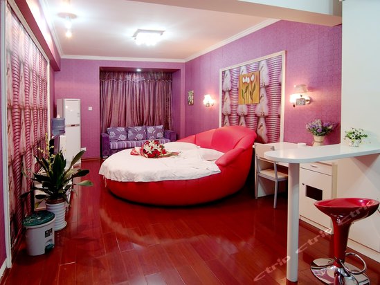 圆形浪漫红床房
