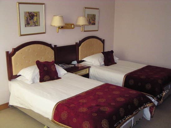 北京铁路职工培训中心座落于北京西山石景山福寿岭的脚下,毗邻京