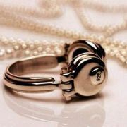 我想说本人英语很差,能出国玩吗?要学习基本的