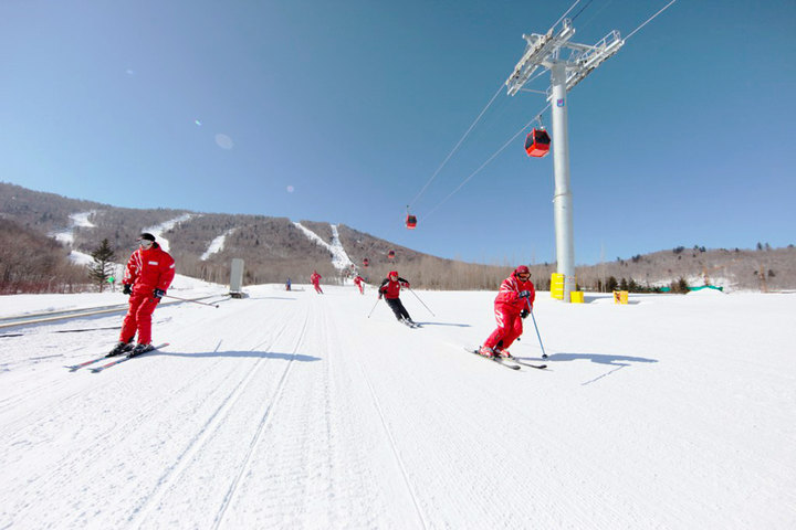 【亚布力春雪居山庄团购】亚布力春雪居山庄(标双 滑雪场2小时门票)