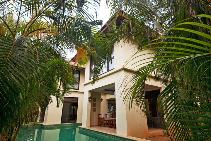 三亚亚龙湾五号度假别墅酒店—酒店大堂夜景