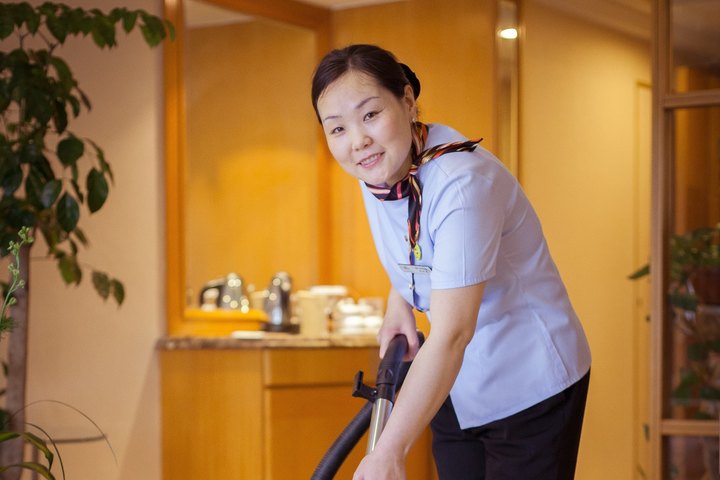 答:酒店客房楼层服务员工作内容:早班:1,按程序清扫客房,确保符合标准