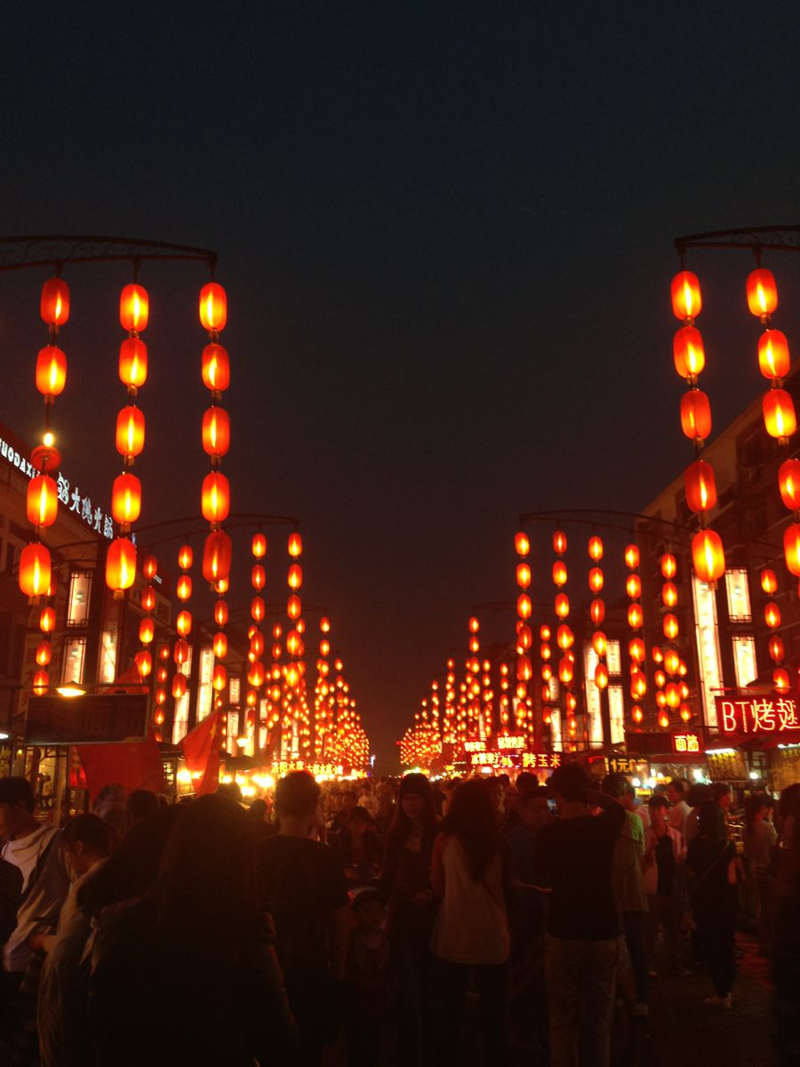 洛阳老街,一条有着百年历史的街道,如今仍是热闹的,商业区,文化区