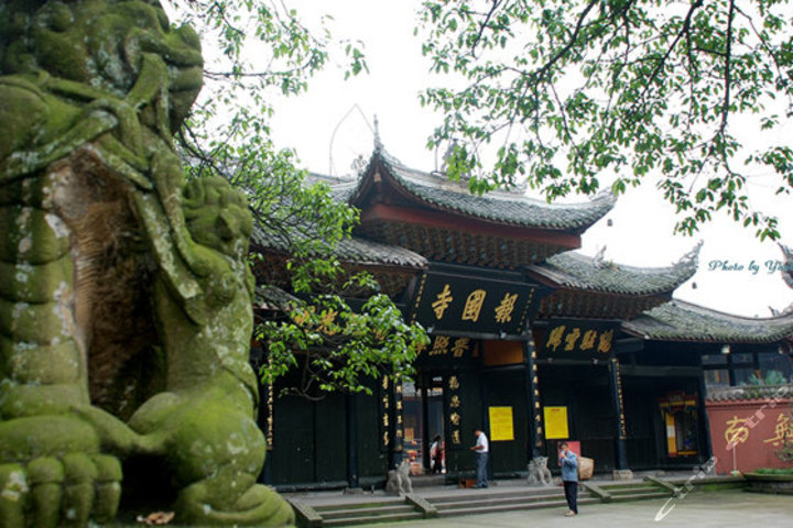 峨眉山報國寺 報國寺位於峨眉山麓,是峨眉山的第一座寺廟,峨眉山