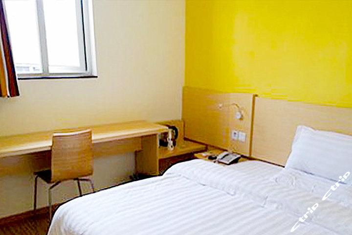 酒店位于汉口老城区与汉口北商贸城之间,地处武汉北出城快速路金桥