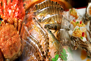 酒店位于风景优美的三亚湾临海一线黄金海景地段,西距天涯海角风景