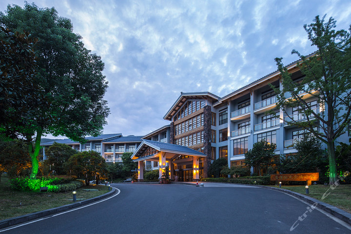 尊享溧阳御水温泉度假酒店主楼标间1晚 双人晚膳 2份早餐 更多优惠!