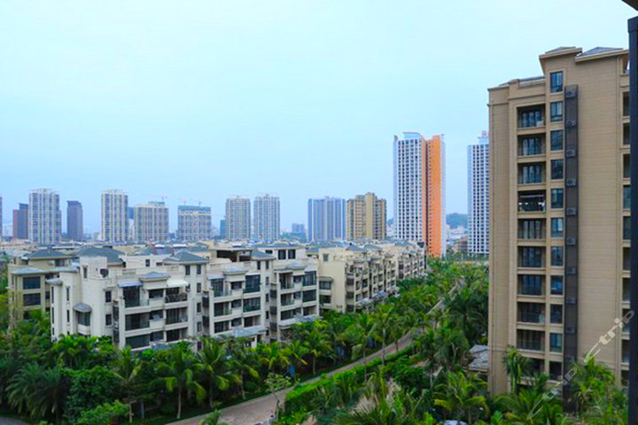 酒店位於鳳凰水城,是三亞明星小區由國際影星章子怡代言,園林美景可稱