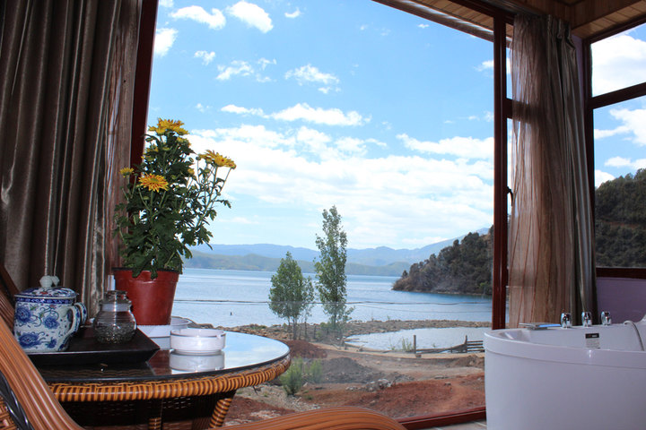 丽江泸沽湖阳光假日酒店—湖景豪华商务房