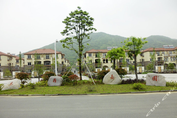 度假村位于朱家尖东荷嘉园内,邻近情人岛和南沙景区,方便前往海边和观